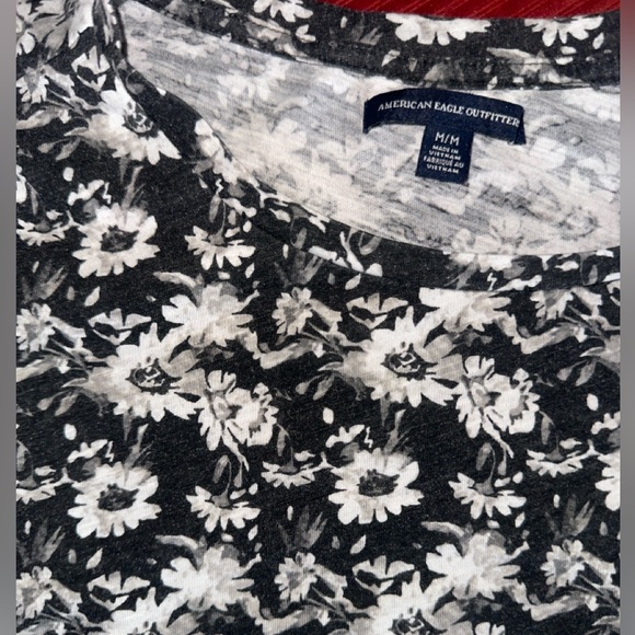 American Eagle Size Medium Flower Crop Shirt - Picture 2 of 2